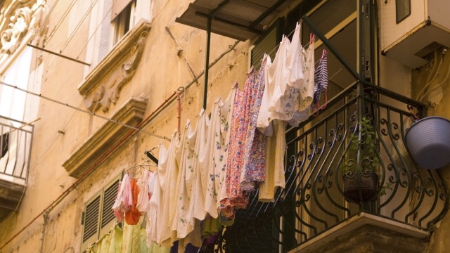 Italia: Un balcone dove non puoi più asciugare il bucato?  Inimmaginabile a Napoli.