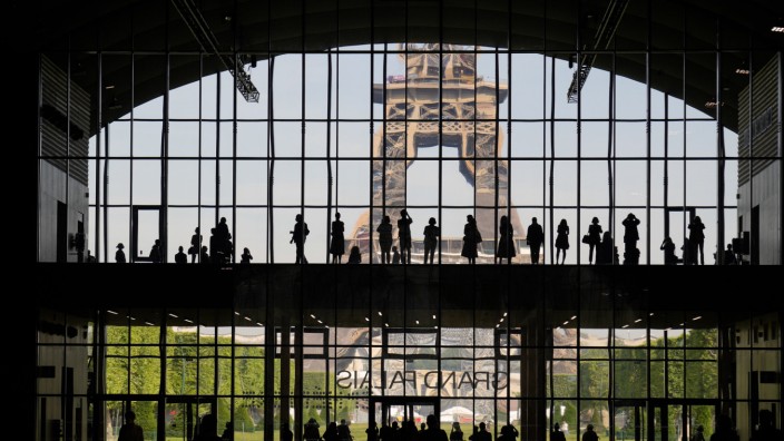 Nachhaltigkeit: Das Grand Palais Éphémère mit Blick auf den Eiffelturm: Vom 20. bis 23. Oktober wird hier die erste Pariser Messe der Art Basel mit 156 Galerien aus 30 Ländern stattfinden.