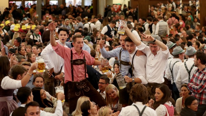 Oktoberfest 2022: Endlich Oktoberfest - junge Menschen feiern im Paulaner-Zelt.