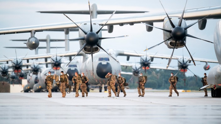 Einsatz in Afghanistan: Rückkehr aus Afghanistan: Bundeswehrsoldaten nach der Landung auf dem niedersächsischen Stützpunkt Wunstorf.