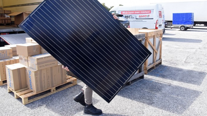 Energiewende: Eineinhalb Meter lang und einen Meter breit sind die Solarpanels, die an die Brucker Bürger geliefert werden.