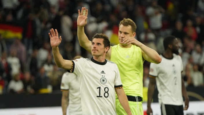 Nationalmannschaft: Einer im Mittelpunkt, einer krankgeschrieben: der Gladbacher Jonas Hofmann (links) und der Covid-infizierte Torwart Manuel Neuer.
