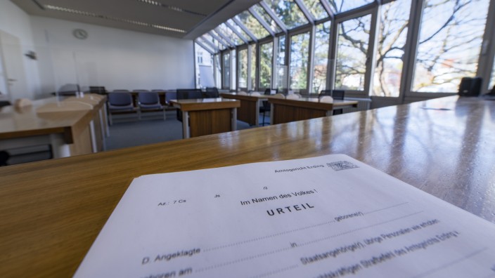 Amtsgericht Erding: Ein Vordruck für ein sogenanntes Stuhlurteil liegt auf einem Tisch im Sitzungssaal 3 im Amtsgericht Erding.