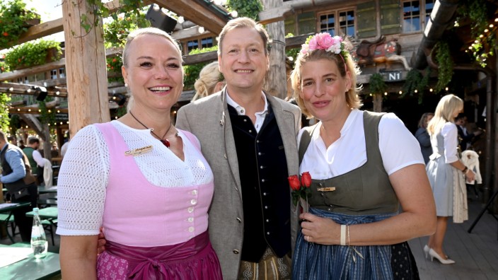 Oktoberfest: Gastgeber Johannes Fritz mit Frau Angelika (links) und Schauspielerin Elena Uhlig am Eingang der Käfer-Wiesn-Schänke. Der Mercedes-Chef für Bayern hat auf die Mercedes-Benz-Damen-Wiesn geladen.
