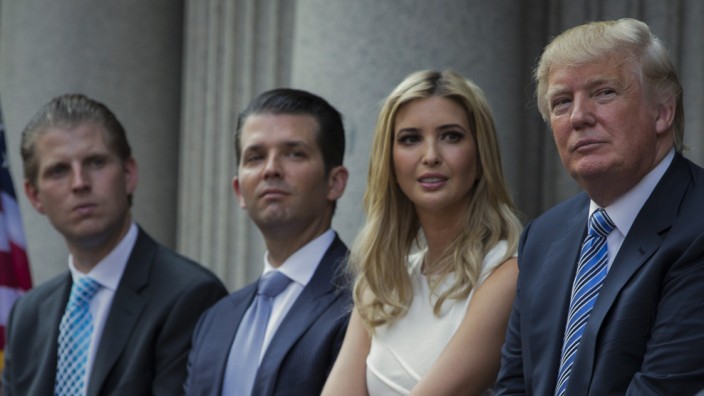 USA: Könnten bald vor einem New Yorker Gericht stehen: Eric, Donald Jr., Ivanka und Vater Donald Trump (von links).