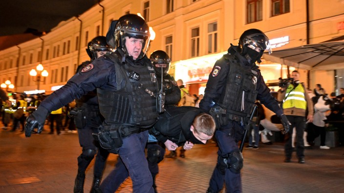 Russland: Polizisten in Moskau nehmen einen Mann fest, der gegen die Teilmobilmachung protestiert hatte.