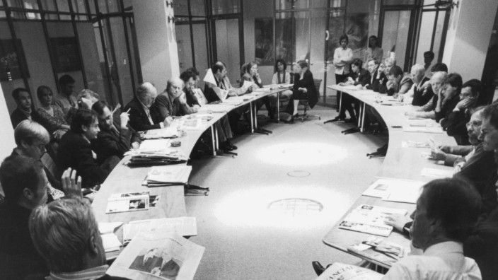 Konferenzen: Das legendäre "Aquarium": Redaktionskonferenz der "Süddeutschen Zeitung" im alten Pressehaus an der Sendlinger Straße, 1998.