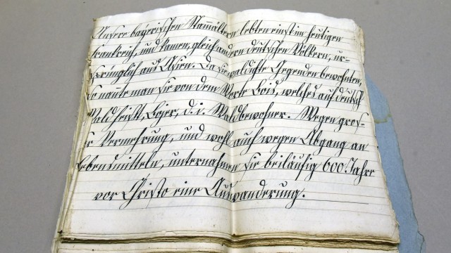 Ein Blick in die Archive: SZ-Serie: Der damalige Dorflehrer Alois Lohmüller hat 1830 große Texttafeln geschrieben, die die Schüler auch aus der Ferne lesen konnten.