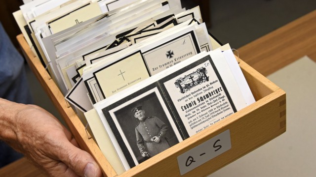 Ein Blick in die Archive: SZ-Serie: In sechs Kästchen hat der Archivar 2000 Sterbebilder aus Türkenfeld gesammelt.