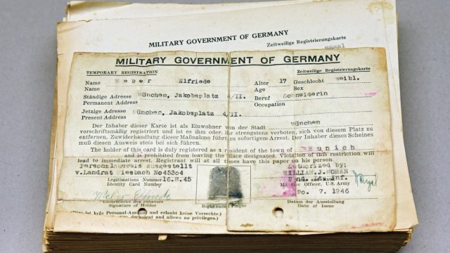Ein Blick in die Archive: SZ-Serie: Im Archiv finden sich die Registrierungskarten aller Einwohner, die die amerikanische Militärregierung erstellt hat.