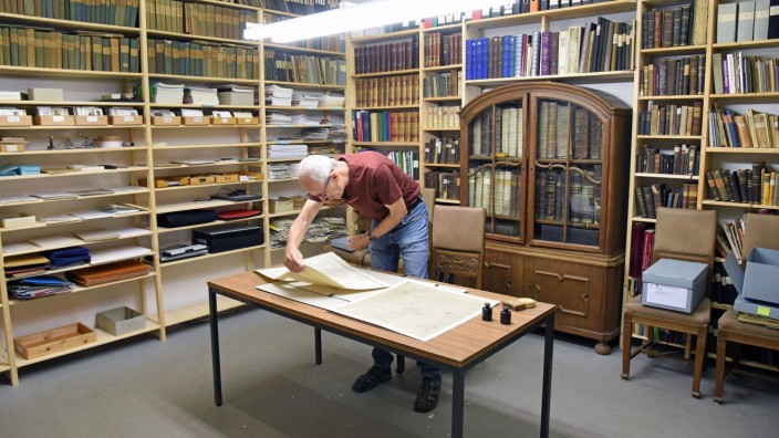 Ein Blick in die Archive: SZ-Serie: Seit mehr als 20 Jahren kümmert sich Dieter Hess als Ehrenamtlicher mit großer Leidenschaft um das Türkenfelder Archiv.