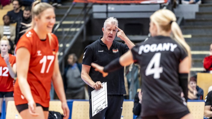 Volleyball-WM: Kopfsache: Bundestrainer Vital Heynen (Mitte) wundert sich immer wieder, wie groß die Unterschiede zwischen Männern und Frauen im täglichen Umgang sind.