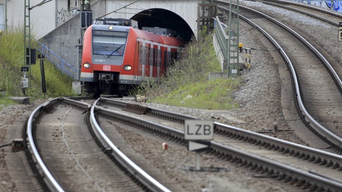 Nahverkehr in der Krise: Wann erfuhr Kerstin Schreyer von dem Desaster beim Bau des zweiten Münchner S-Bahn-Tunnels? Fragen dazu will die ehemalige Verkehrsministerin nicht beantworten.
