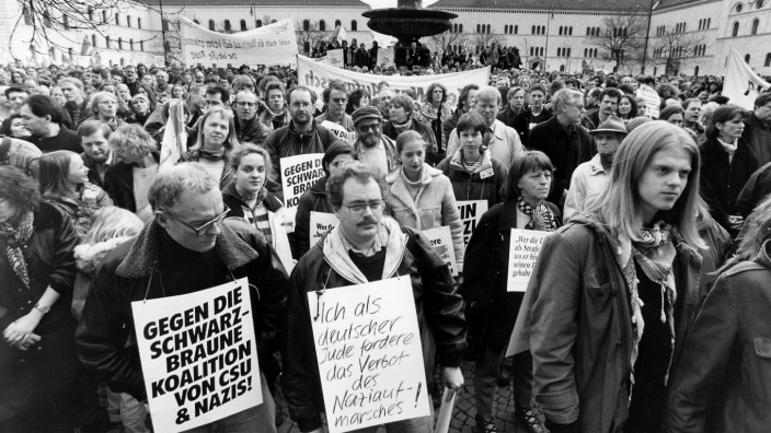 1997: Teilnehmer an einer Demonstration gegen die Gegner der Ausstellung 'Vernichtungskrieg, Verbrechen der Wehrmacht 1941 bis 1944' mit Transparenten und Schildern vor der Ludwig-Maximilians-Universität München.