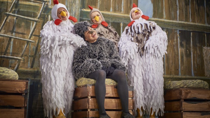 Kindertheater: Zwischendurch findet das vermeintliche Entenküken Sophia (Julia Habermann, Mitte) Unterschlupf im Hühnerstall.