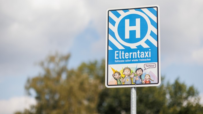 Sicherheit: Das Schild vor einer Grundschule in Hannover weist Eltern darauf hin, schnell weiterzufahren. Einer Studie zufolge gibt es zu viele Elterntaxis, was wiederum Chaos vor Schulen verursacht.