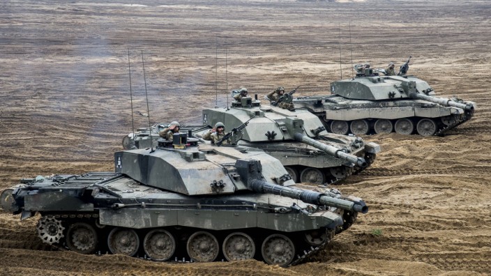 Ukraine: "Abgewogener, entschiedener Kurs": Bisher hat kein Nato-Land der Ukraine Kampfpanzer westlicher Bauart geliefert - im Bild britische "Challenger".