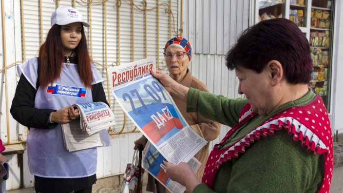 Scheinreferenden in Ukraine: Verteilung von Wahlwerbung in Luhansk