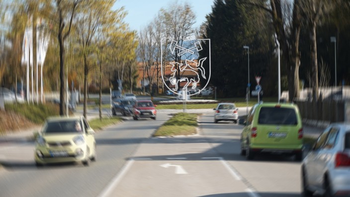 Gutachten: Der Kreisverkehr an der Penzberger Möbelcentrale ist schon jetzt in Stoßzeiten stauanfällig. Nimmt der Verkehr in den kommenden Jahren zu, könnte ein Ausbau Abhilfe schaffen.