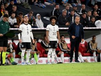 Nationalmannschaft: Timo Werner und Serge Gnabry vor einer Einwechslung