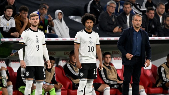 WM ohne Werner: Serge Gnabry (Mitte), könnte eine Option für Bundestrainer Hansi Flick (rechts) nach dem Ausfall von Timo Werner (links) sein. Aber nicht nur.