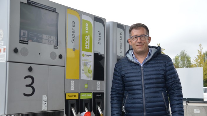 Nachhaltigkeit: Der Schrobenhausener Unternehmer Nico Zieglmeier setzt sich für die vollständige Freigabe der Diesel-Alternative HVO ein, die weniger klimaschädlich ist als herkömmlicher Diesel. Trotz Verbots verkaufte er den Treibstoff bis vor Kurzem an seiner Tankstelle.