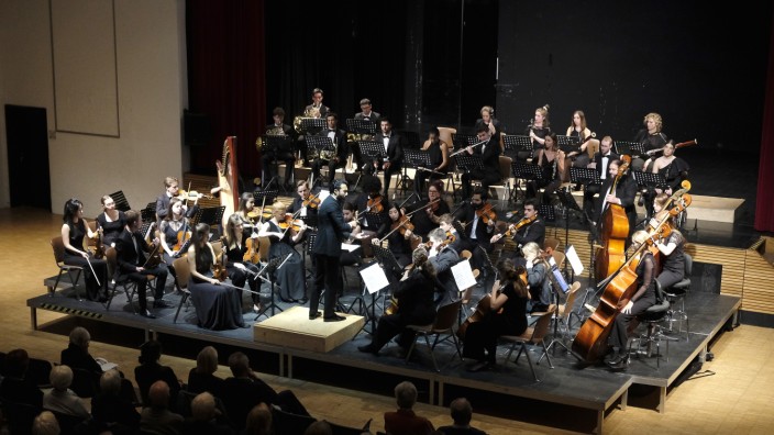 Konzertkritik: Fuad Ibrahimov dirigiert das Orchester der Neuen Philharmonie München in der Loisachhalle.