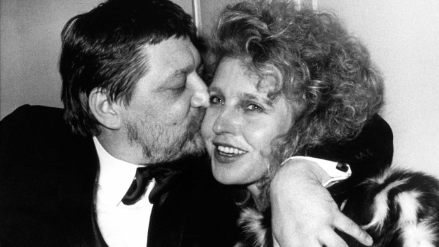 Kino: Regisseur und Filmproduzent Rainer Werner Fassbinder küsst seine 'Muse' Hanna Schygulla nach der Welturaufführung seines Films 'Lili Marleen' in Berlin.