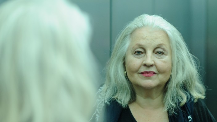 Kino: Hanna Schygulla spiegelt sich im Fahrstuhl bei der Verleihung des Kulturellen Ehrenpreises 2021 durch Dieter Reiter im Filmmuseum.