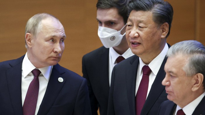 Russland: Beim Treffen des Shanghai-Kooperationsrats in Samarkand versuchte Russlands Machthaber Wladimir Putin, seine Politik vor Chinas Staatschef Xi Jinping und dem usbekischen Präsidenten Schawkat Mirsijojew (v. li.) zu verteidigen.