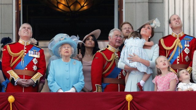 Britisches Königshaus: Wie aus der Zeit gefallen: Mitglieder des britischen Königshauses während einer Militärparade in London.