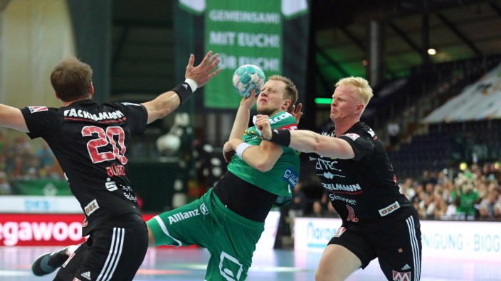 Handball: Erste Saisonniederlage im fünften Spiel: In Leipzig lassen Sebastian Firnhaber, rechts, und der HC Erlangen erstmals Punkte liegen.