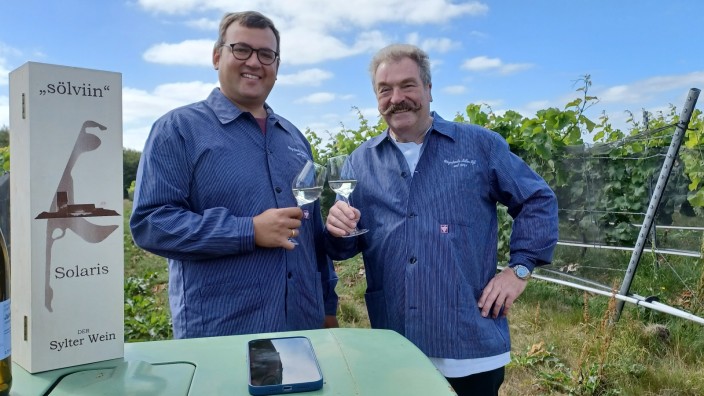 Nordsee: Der Sylter Gastronom Jörg Müller (rechts) und sein Schwiegersohn Ben Müller-Birkholz bauen bei Keitum Wein an. Sölviin heißt der Müller'sche Weißwein.