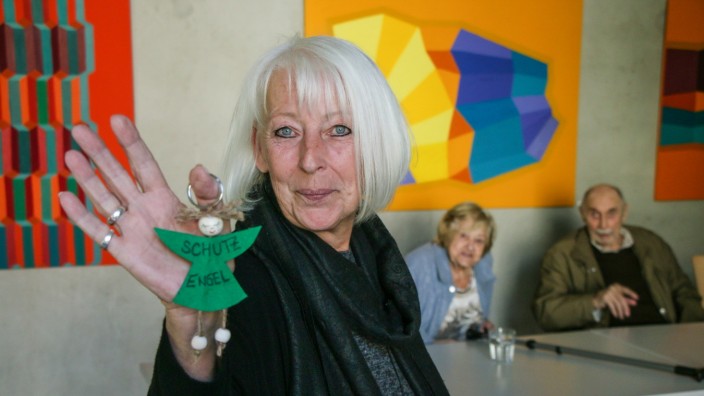 Dachauer Demenzcafé: Diesmal hat Nicole Heinzmann mit den Gästen im Café Vergissmeinnicht Schutzengel gestaltet.