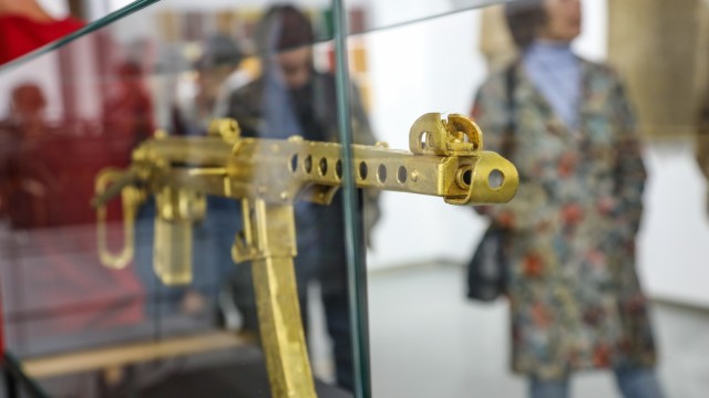 KVD-Galerie Dachau: Das vergoldete Gewehr ist Teil der "Waffensammlung" von Christian Engelmann.