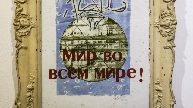 KVD-Galerie Dachau: Unter Michael Brauns grafischen Arbeiten fällt ein aktueller Siebdruck mit kyrillischer Schrift von 2022 besonders auf: "Friedensbotschaft" hat der Künstler ihn genannt.