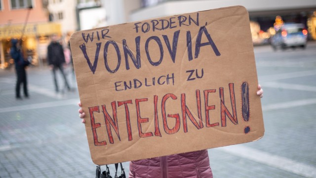Mieten und Inflation: Bild von einer Demo in Stuttgart 2018: Börsennotierte Wohnungskonzerne wie Vonovia geraten immer wieder in die Kritik.