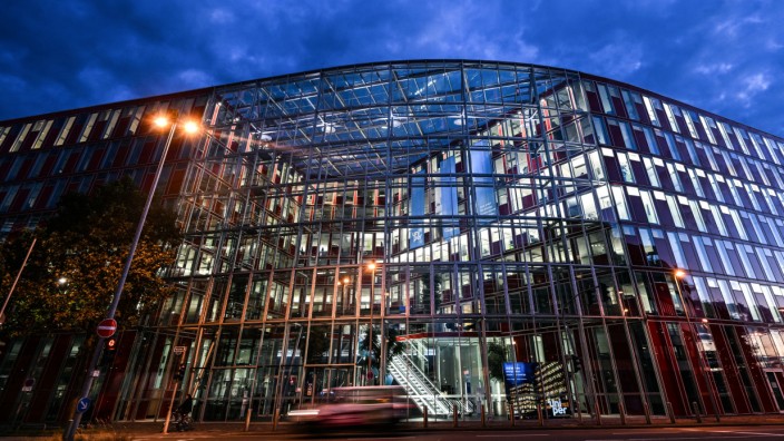 Uniper: Uniper-Zentrale in Düsseldorf: Der Krisenkonzern wartet auf eine neue Führung - und eine neue Strategie.