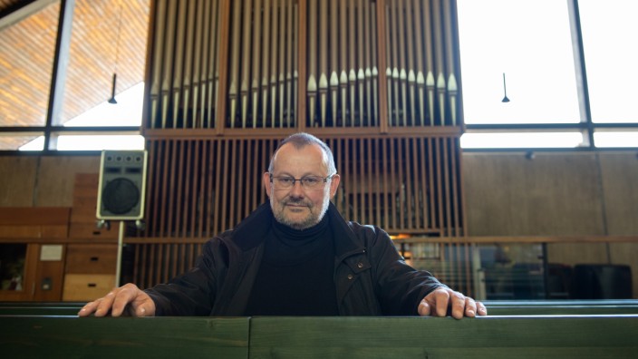 Interview: 2100 Pfeifen, 25 Register - die Orgel in St. Stefan, die Burkhard Kuttig spielt, ist ein Werk der Gebrüder Steinmeyer aus München, einer ehemals renommierten Firma, die auch die Orgeln etlicher Münchner Kirchen hergestellt hat.