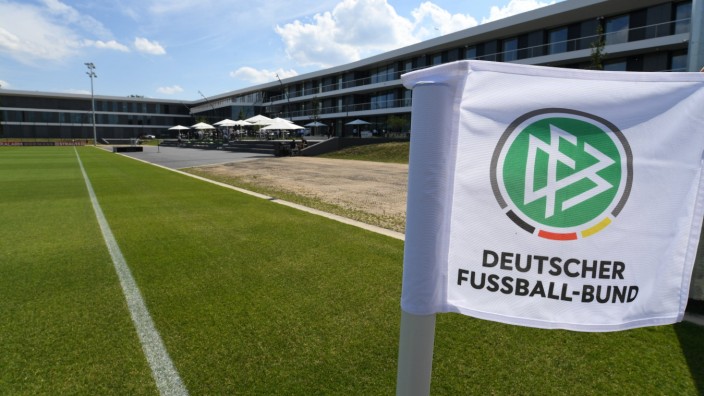 Aufregung um DFB-Finanzen: Der Deutsche Fußball-Bund hat eine neue, extrem teure Verbandszentrale - und viel Ärger in Finanzfragen.
