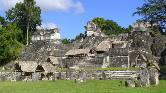 Archäologie: Bodenproben lassen vermuten, dass auch in der Ruinenstadt Tikal in Guatemala viele Wände einst mit Zinnober gefärbt waren.