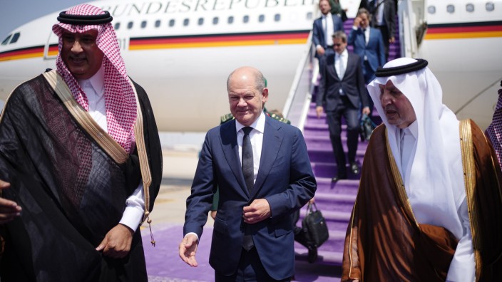 Staatsbesuch: Bundeskanzler Olaf Scholz (SPD) wird auf dem Flughafen Dschidda von Khalid bin Faisal Al Saud (r), Gouverneur von Mekka. Neben Saudi-Arabien besucht der Kanzler die Vereinigten Arabischen Emirate und Katar.
