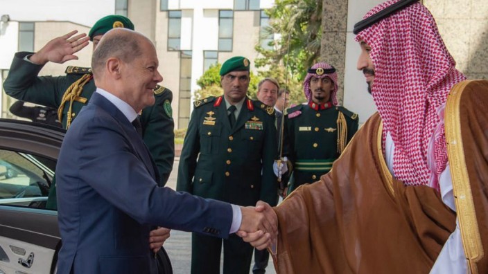 Scholz in Saudi-Arabien: Der saudische Kronprinz Mohammed bin Salman begrüßt den deutschen Bundeskanzler Olaf Scholz.