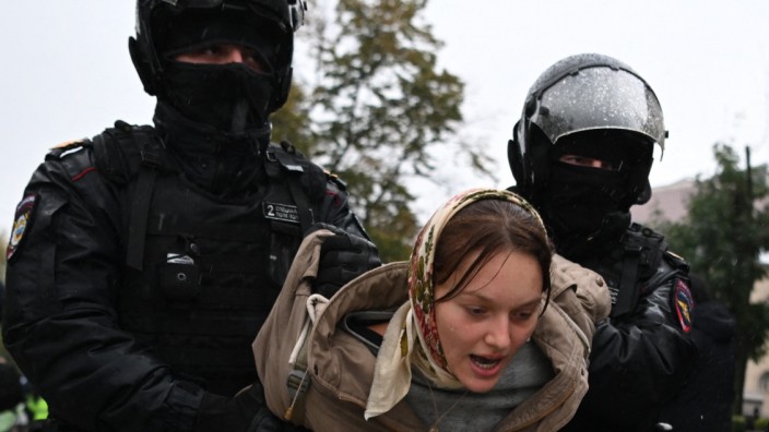 Liveblog zum Krieg in der Ukraine: Polizisten führen eine Frau in Moskau während eines Protests gegen die angekündigte Teilmobilisierung ab.