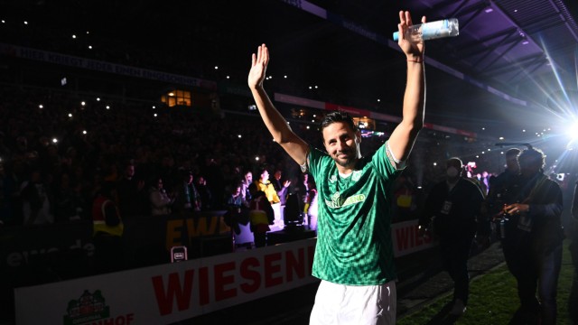 Claudio Pizarro: One more lap of honor for Claudio Pizarro, after that his long career is really over.