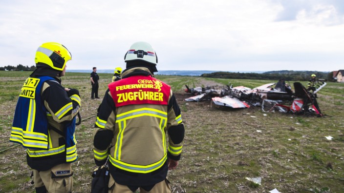 Gera: Einsatzkräfte der Feuerwehr Gera an der Unglücksstelle, an der zwei Kunstflieger kollidiert und abgestürzt sind.