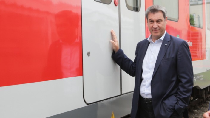 Söder und die S-Bahn: Markus Söder (CSU) an einem Zug der Münchner S-Bahn. Beim Projekt zweite Stammstrecke hat der Ministerpräsident selten selbst Hand angelegt.