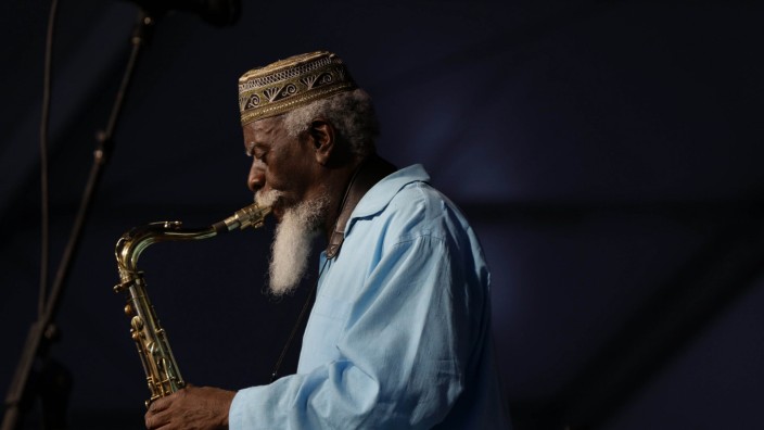 Nachruf auf Jazzlegende Pharoah Sanders: Aus der Versenkung in die Ekstase: Pharoah Sanders beim New Orleans Jazz and Heritage Festival in New Orleans 2014.