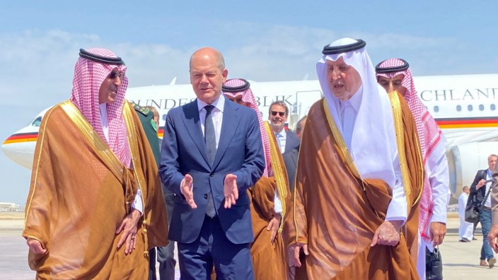 Energiekrise: Welch unrühmliche Rolle Saudi-Arabien in Jemen oder im Fall Khashoggi gespielt hat, ist fast schon wieder vergessen: Bundeskanzler Olaf Scholz bei seiner Ankunft in Dschidda.