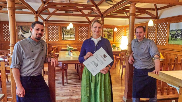 Gastronomie im Landkreis: Freuen sich sehr über die Auszeichnung ihrer Küche: Sous Chef Stefan Etterer sowie die Wirtsleute Anna und Christoph Link.